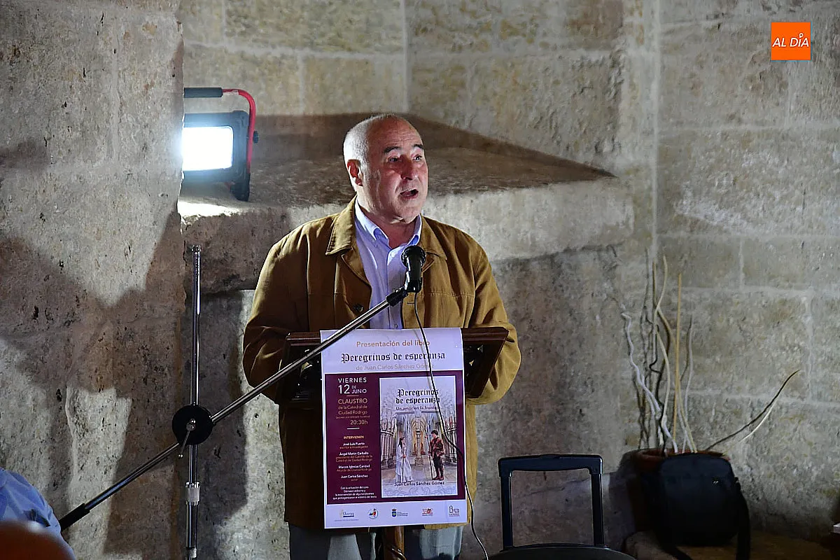 Foto 3 - Juan Carlos S&aacute;nchez presenta en el claustro de la catedral su libro `Peregrinos de esperanza. Un amor en la frontera&acute;